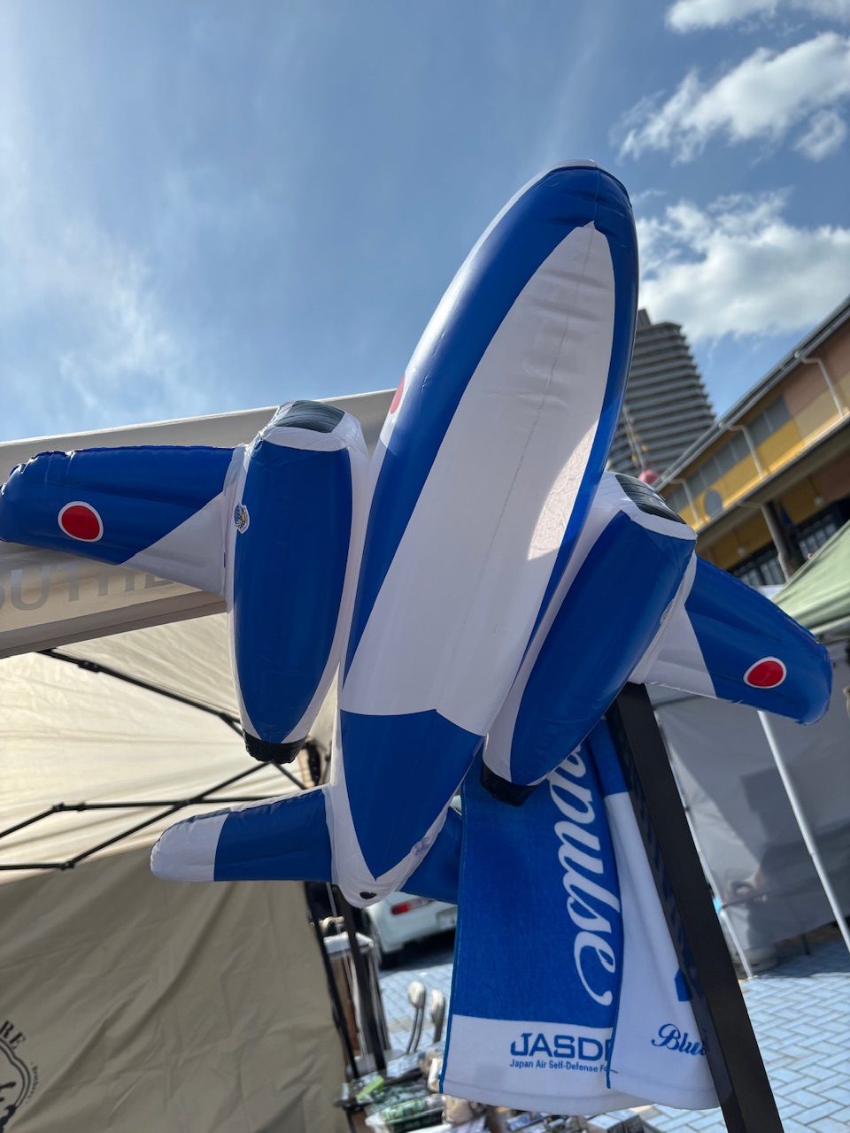 ブルーインパルス　航空自衛隊　陸上自衛隊　海上自衛隊　飛行機　トップガン　風船　プレゼント
