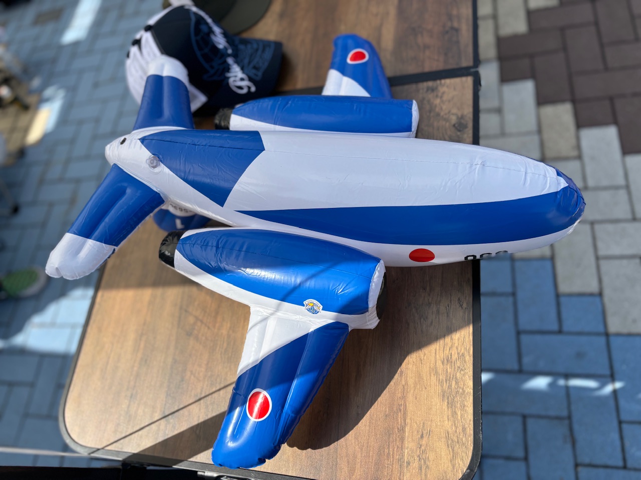 ブルーインパルス　航空自衛隊　陸上自衛隊　海上自衛隊　飛行機　トップガン　風船　プレゼント