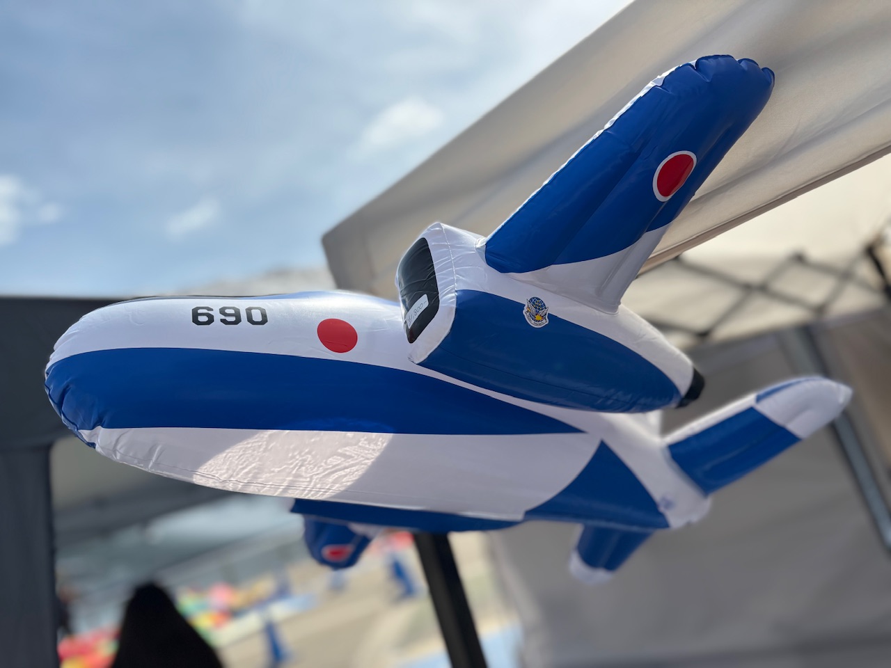 ブルーインパルス　航空自衛隊　陸上自衛隊　海上自衛隊　飛行機　トップガン　風船　プレゼント